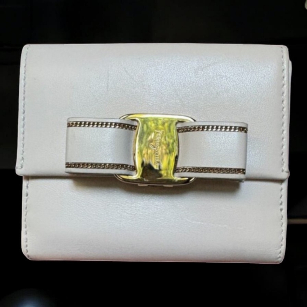 Ferragamo Elegant Cream/IvoryWallet with Gold   Hardwarwe And Leather Bow Accent